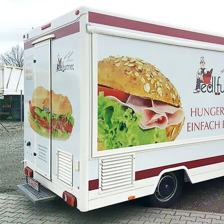 Fahrzeugbeschriftung — Food Truck. Produziert von Komo Beschriftungen aus Ichenhausen.