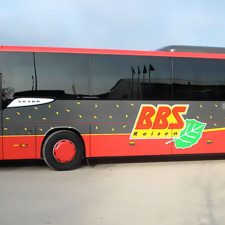 Fahrzeugbeschriftung — Reisebus. Produziert von Komo Beschriftungen aus Ichenhausen.